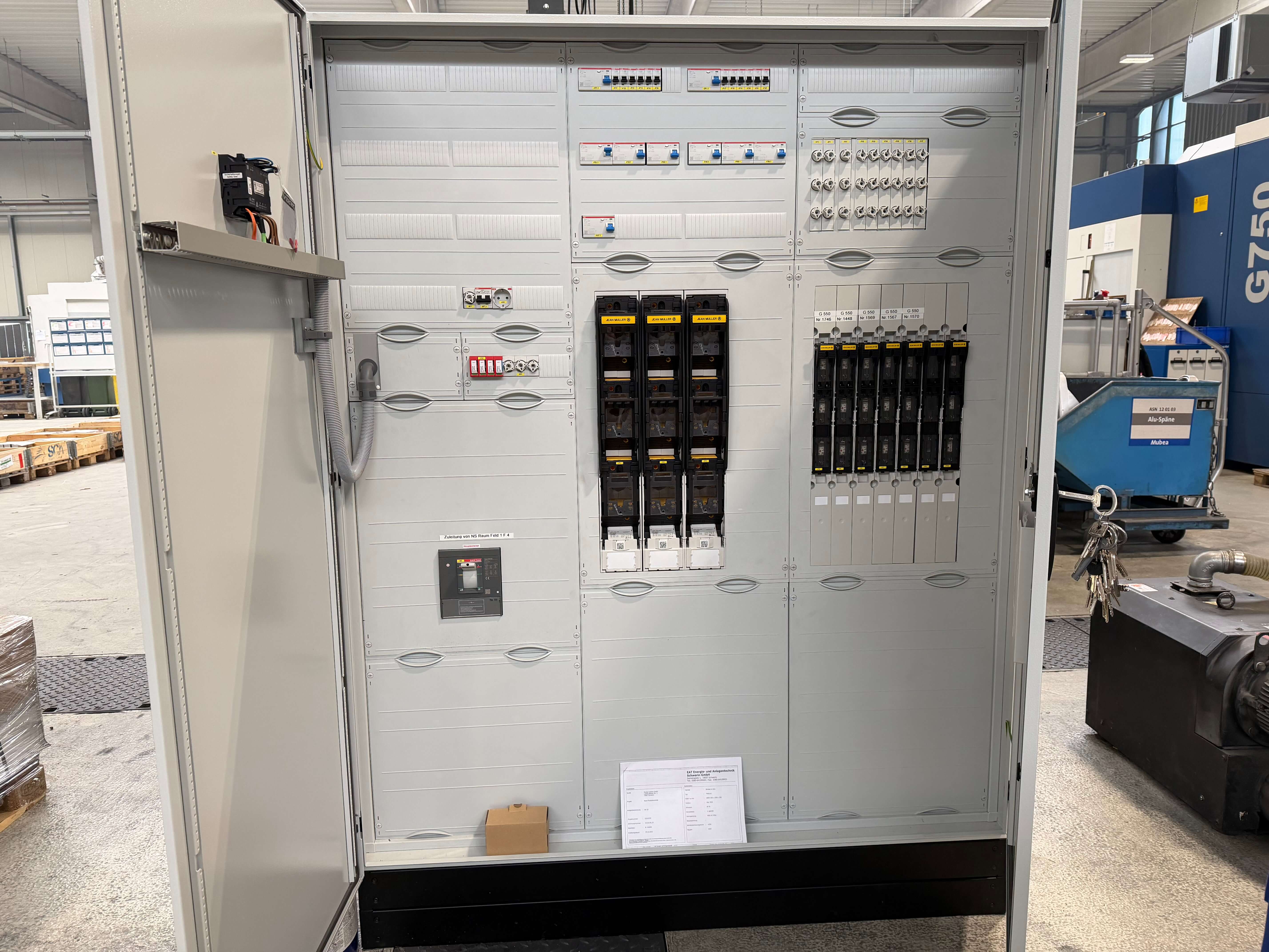 Geoeffneter Schaltschrank in einer Werkhalle