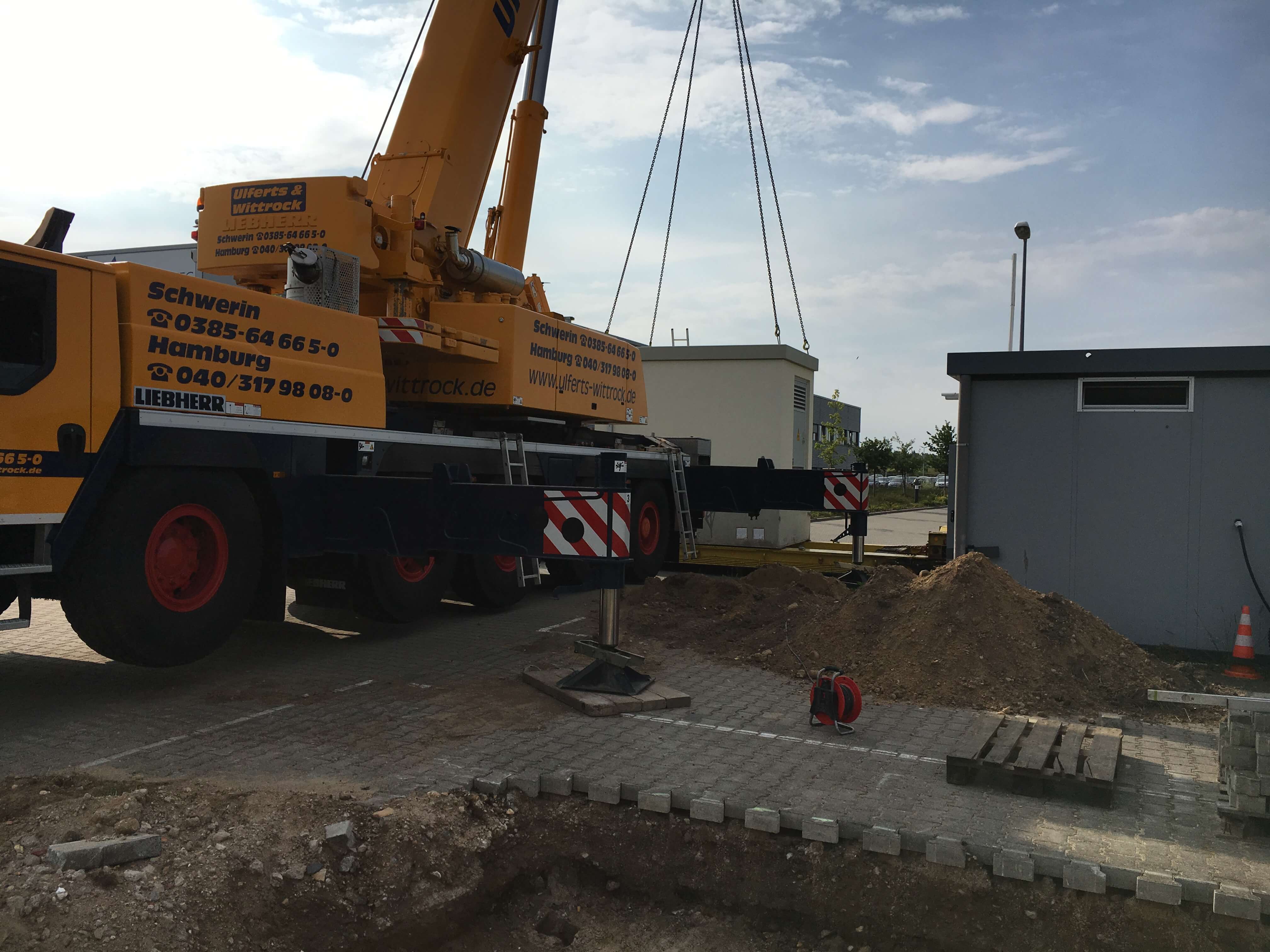 Mitarbeiter bei Montagearbeiten im Einsatz