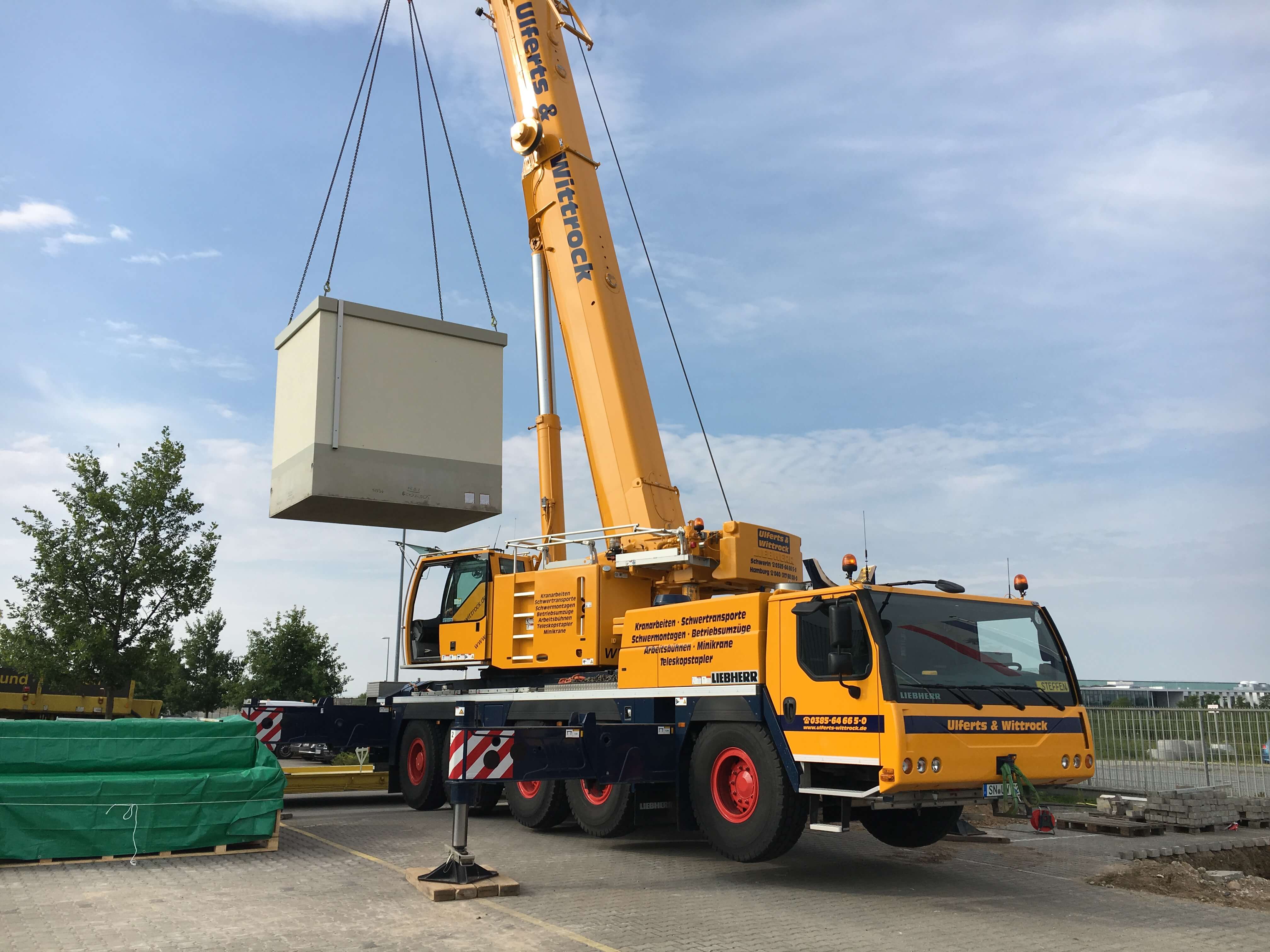 Montageeinsatz mit Kran und Trafostation