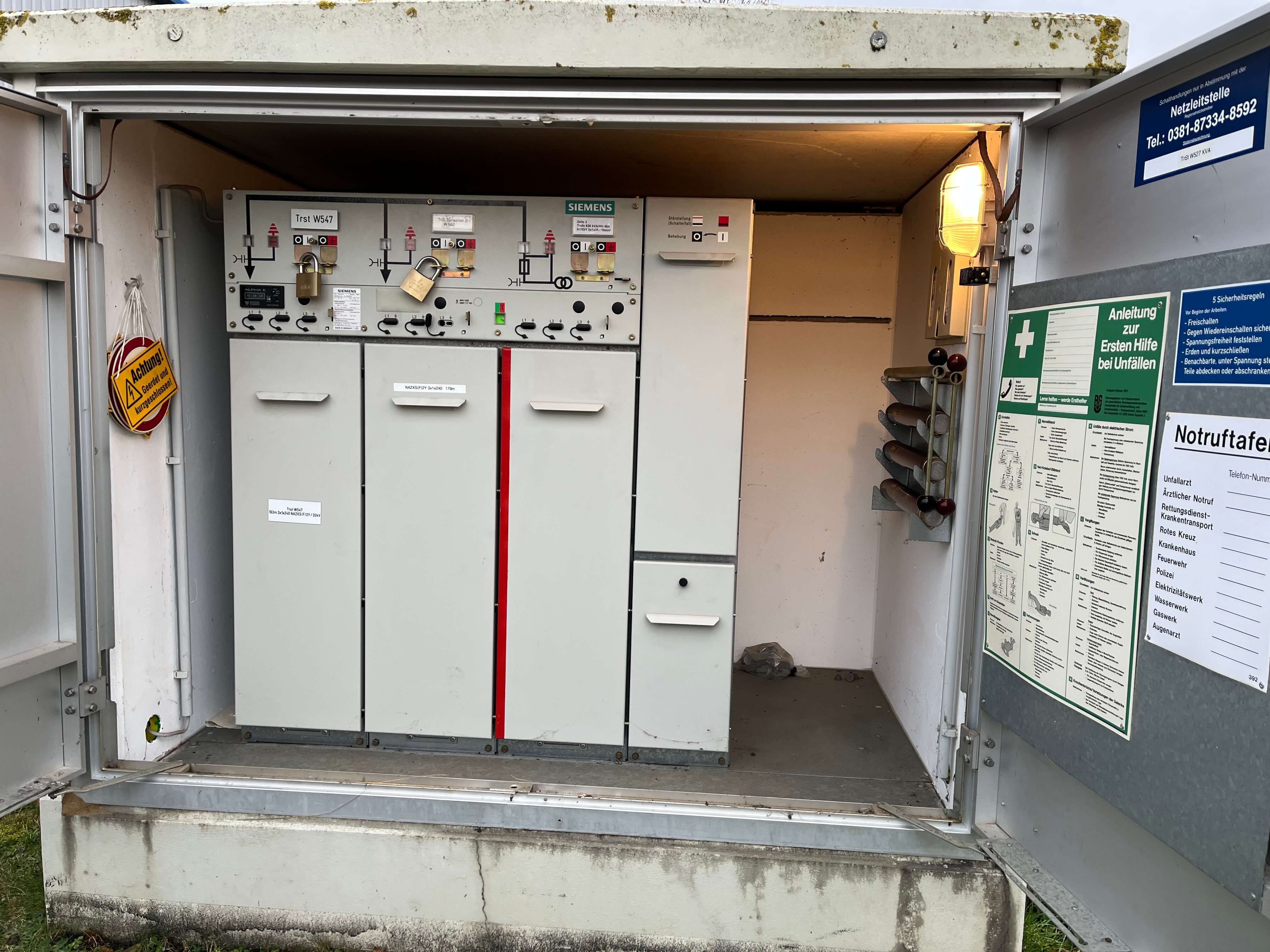 Innenansicht einer geoeffneten Trafostation mit Schaltanlage