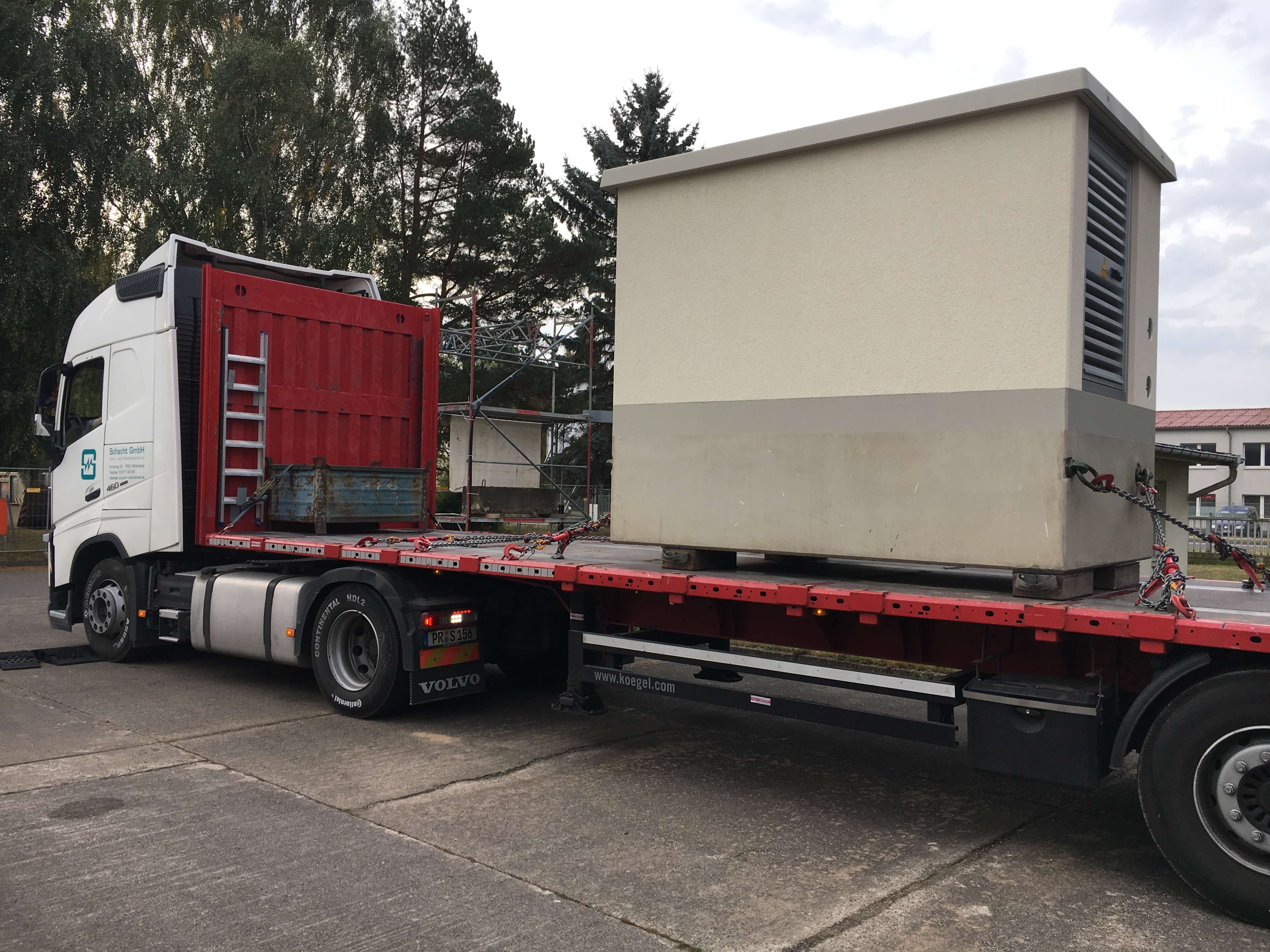 Montageeinsatz mit Kran beim Heben einer Trafostation