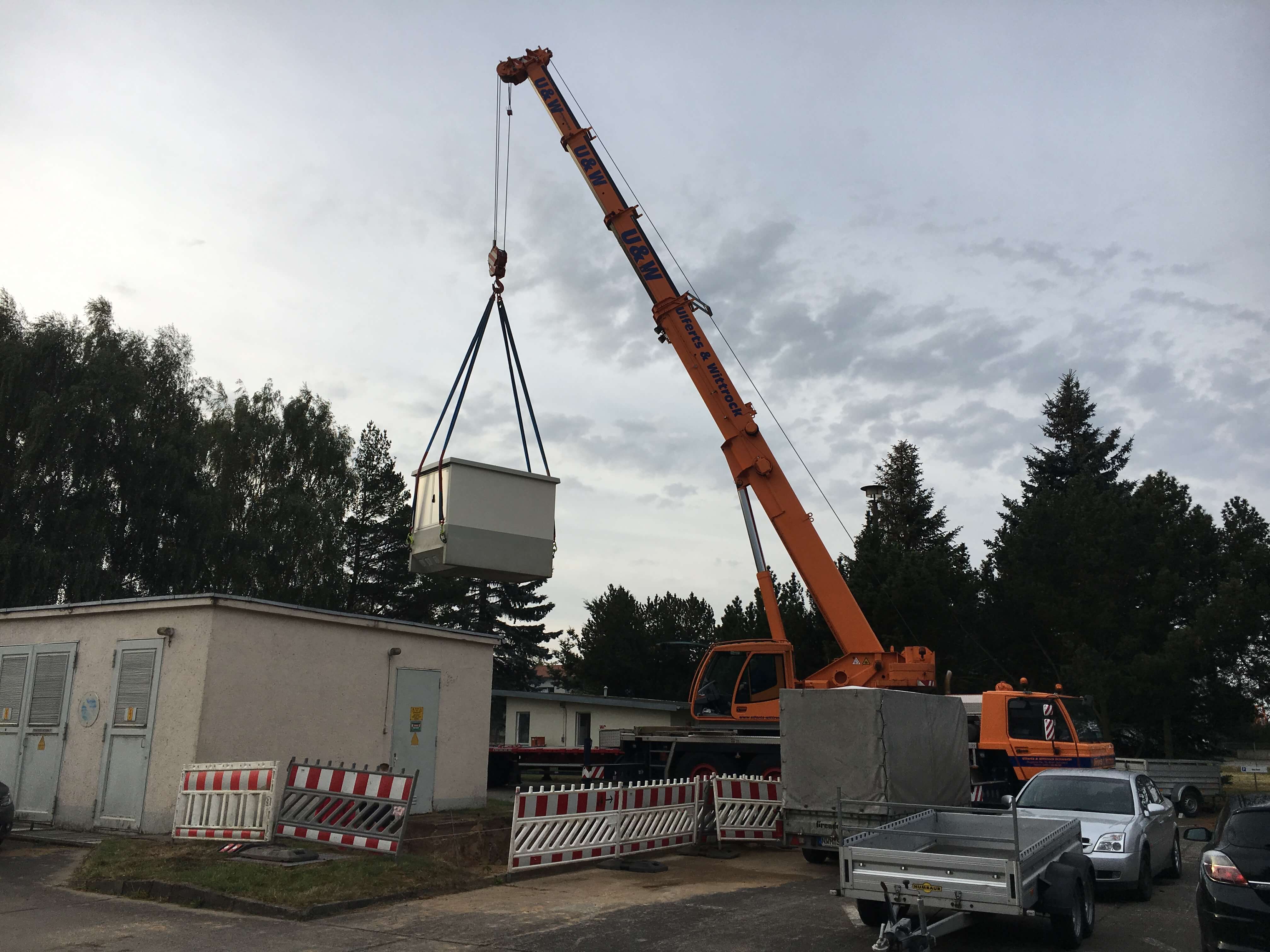 Containerstation bei der Aufstellung