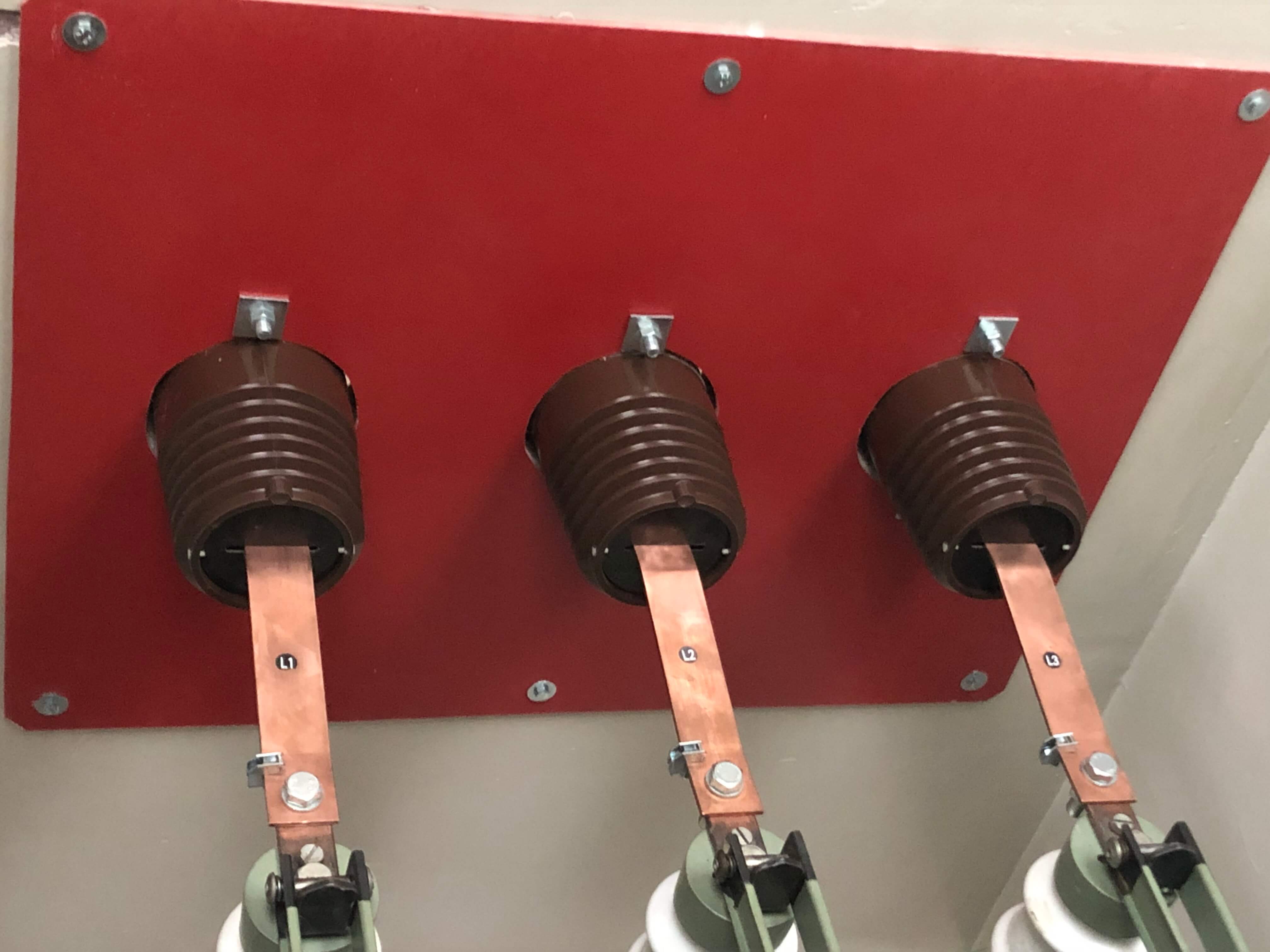 Detailaufnahme von elektrischen Komponenten in einer Anlage