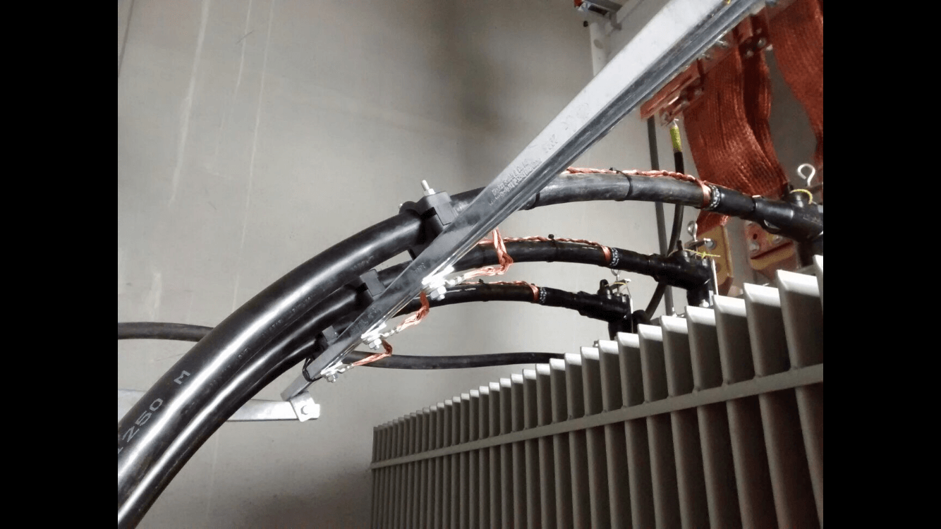 Detailaufnahme elektrischer Kabel und Anschluesse