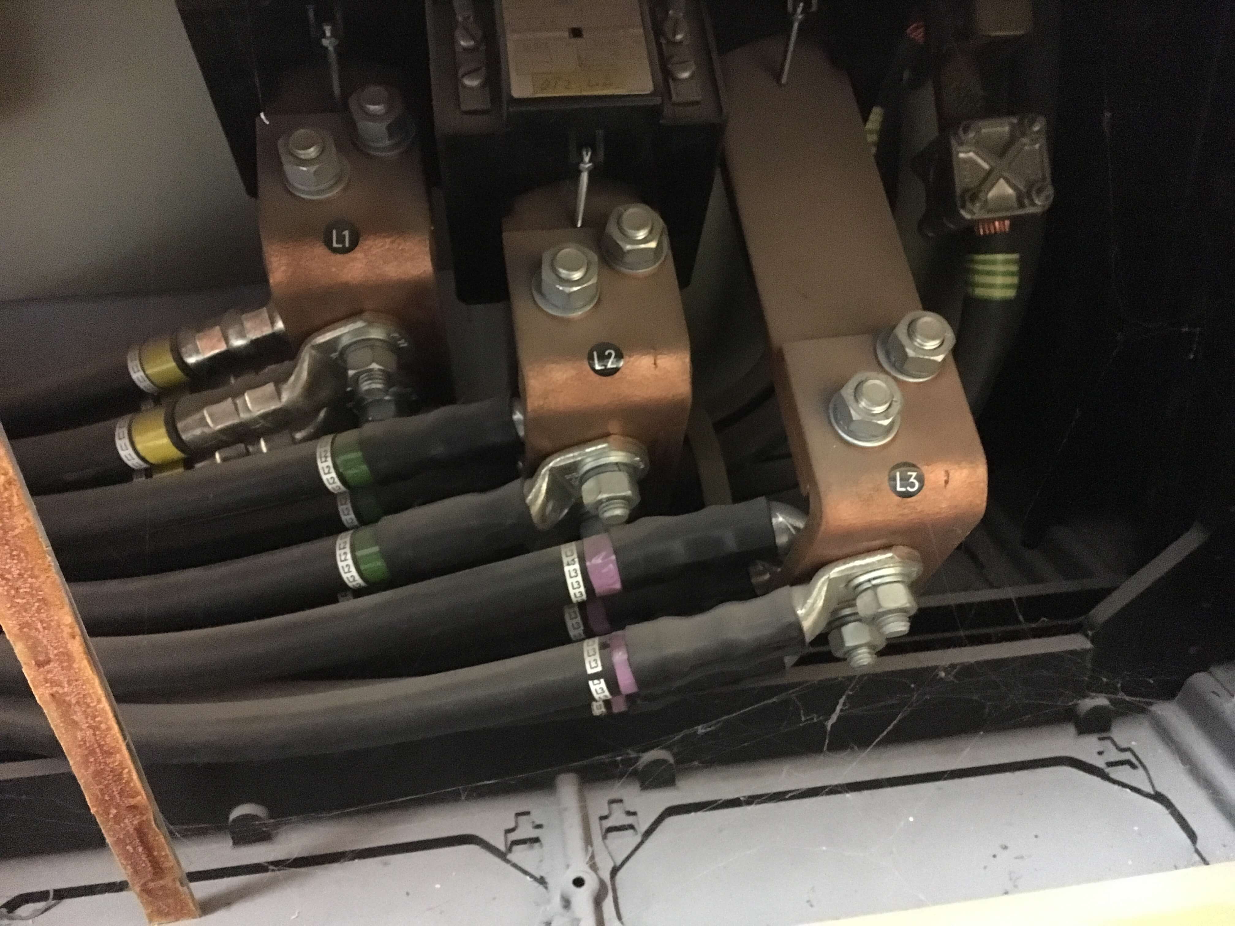 Wartung und Kontrolle an einem Schaltschrank