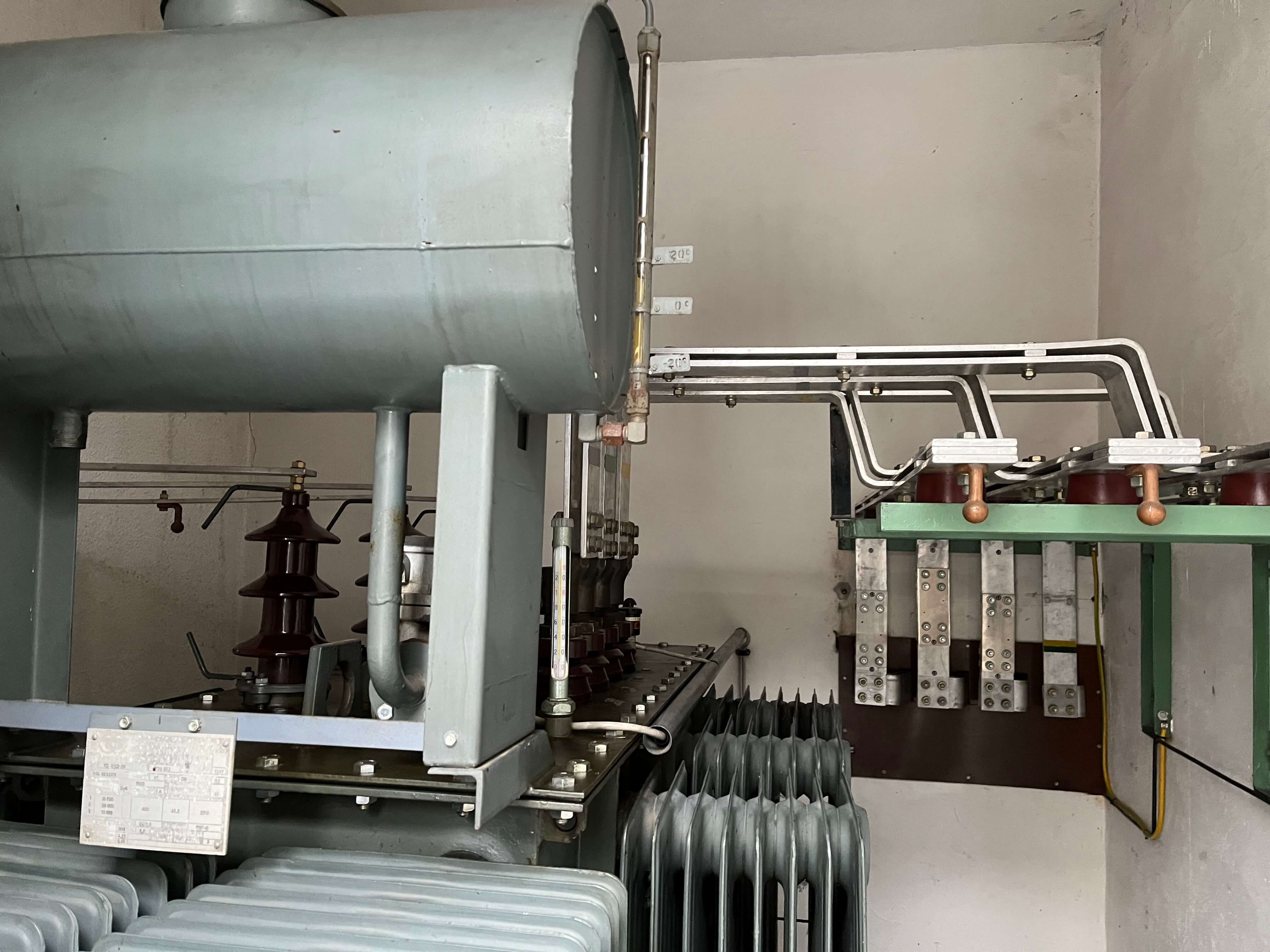 Transformator und Anschlussbereich als Beispiel fuer technische Leistungsfaehigkeit