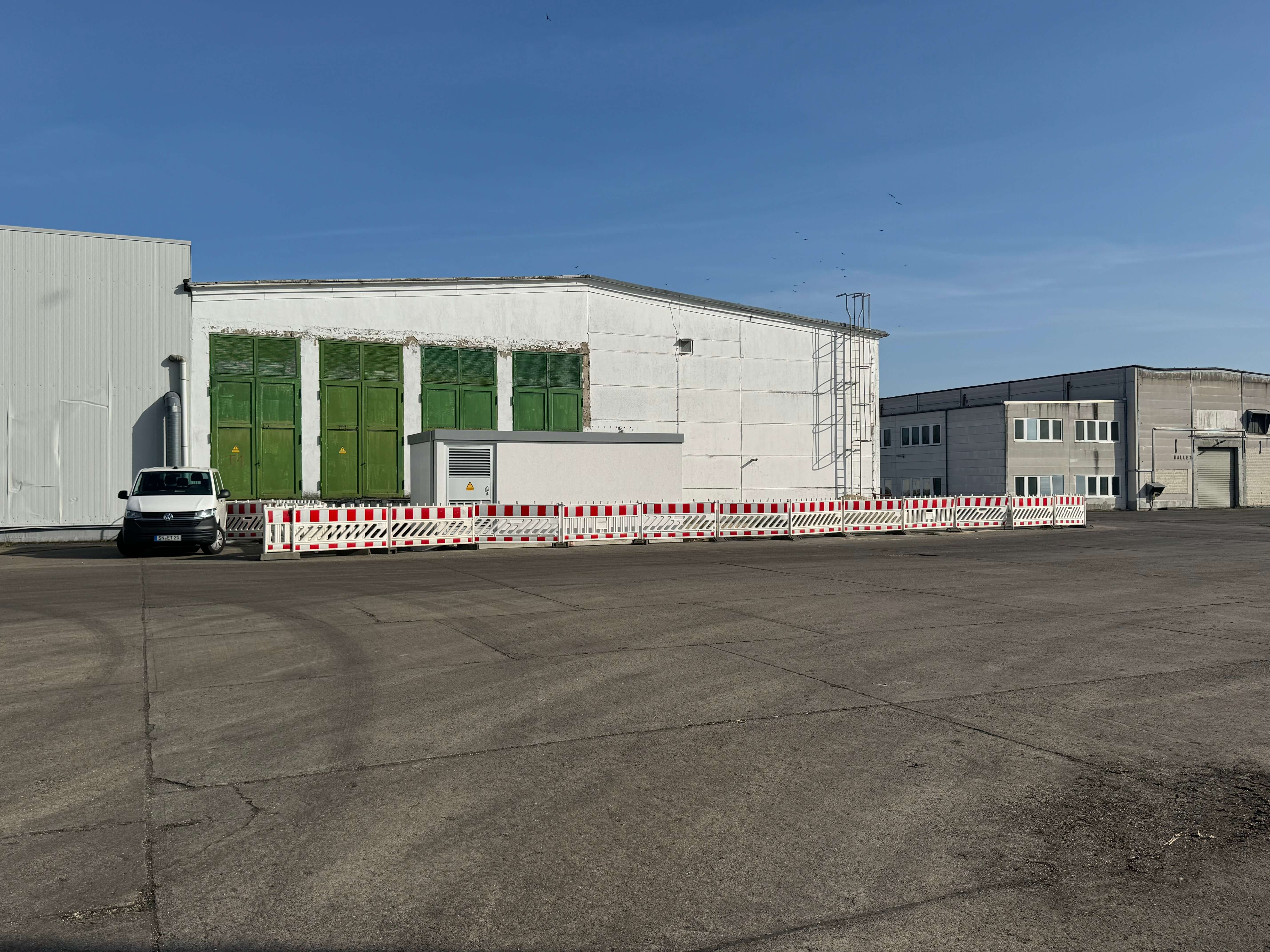 Mobile Trafostation als Symbol fuer moderne Energieloesungen