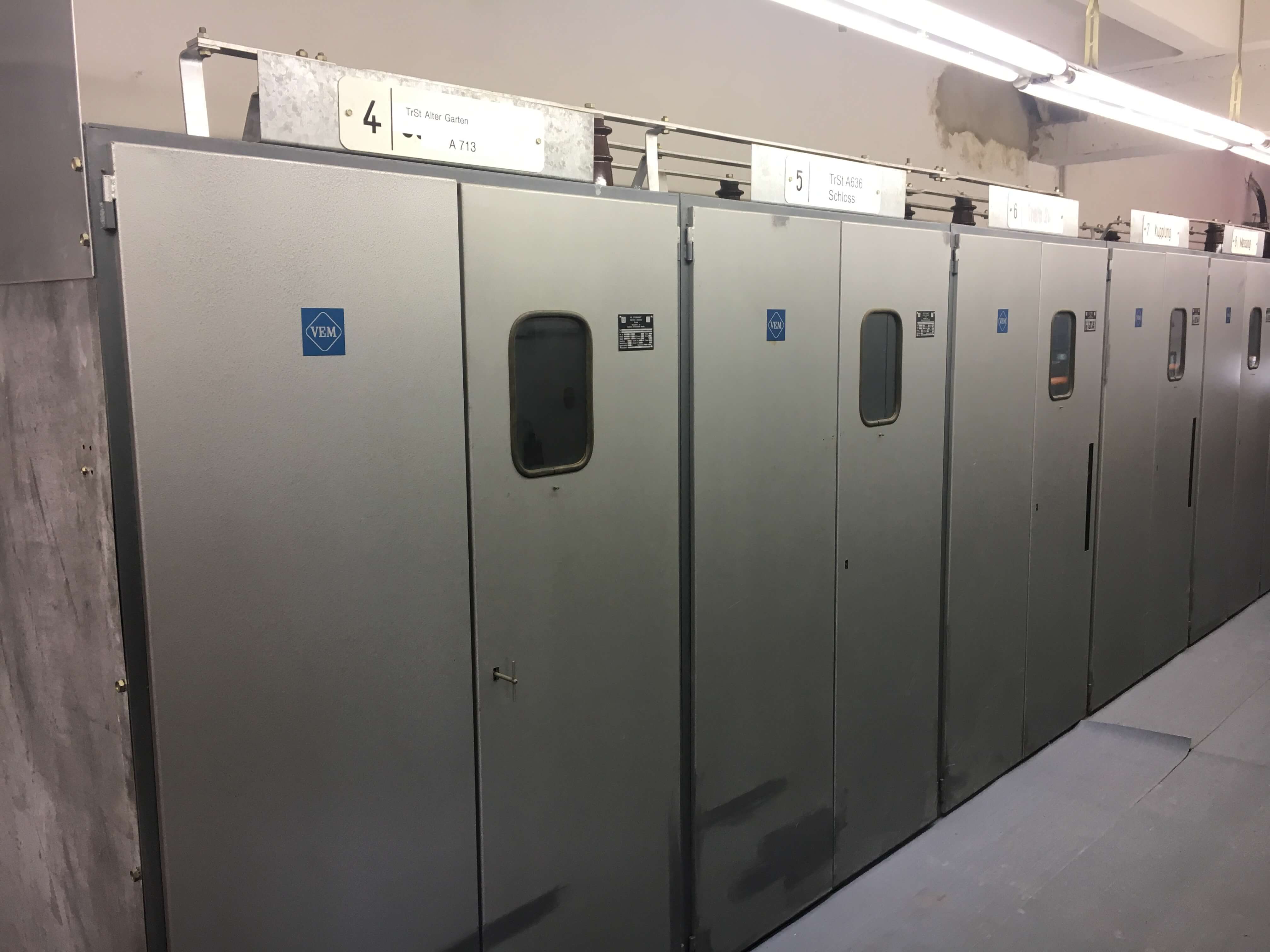 Reihen von Schaltanlagen als typisches Arbeitsumfeld