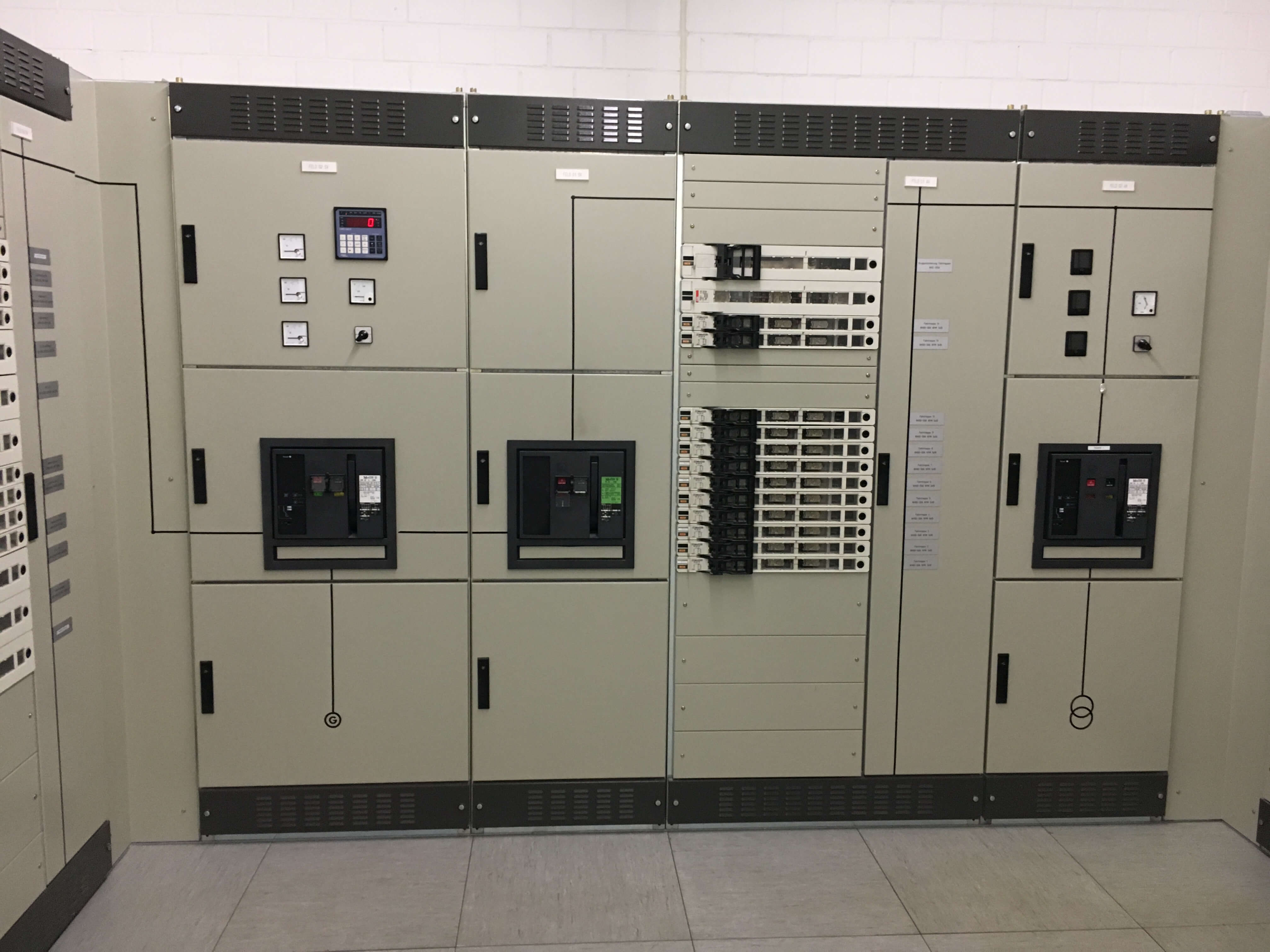 Werkstattumgebung mit industrieller Energieanlagentechnik